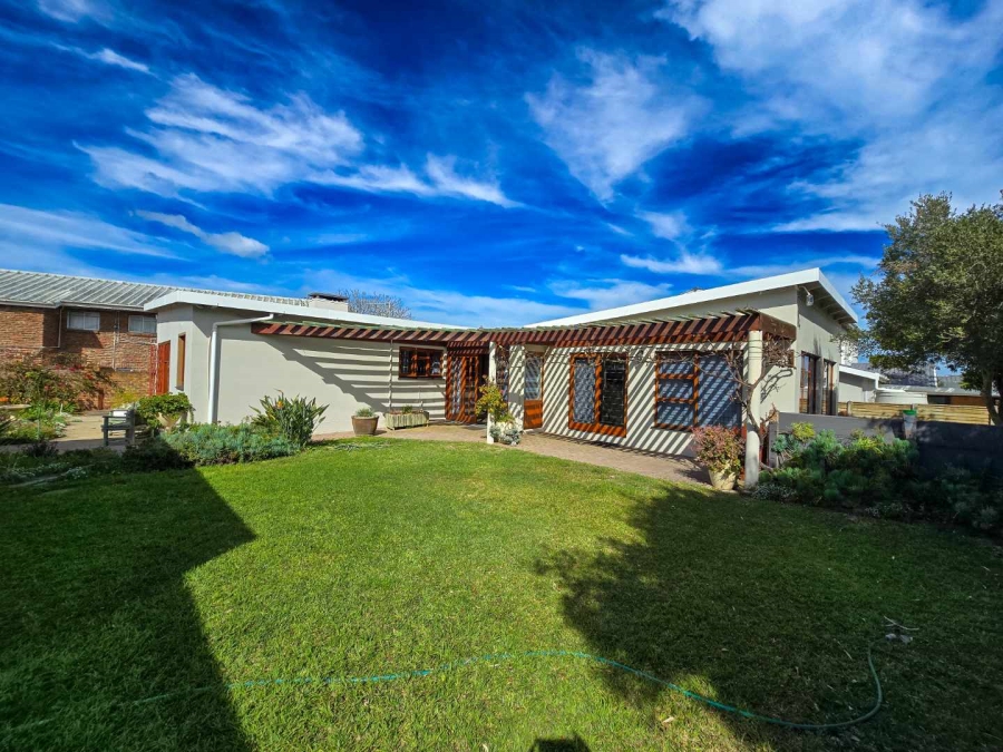 3 Bedroom Property for Sale in Stilbaai Wes Western Cape